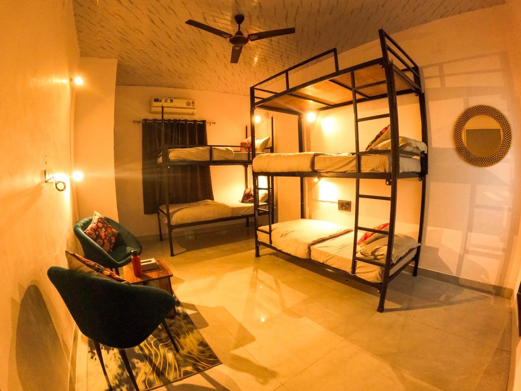 Funky Backpackers Hotel Udaipur Bagian luar foto