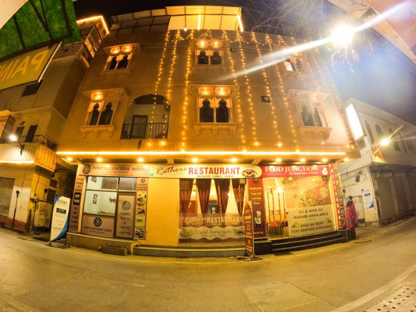 Funky Backpackers Hotel Udaipur Bagian luar foto